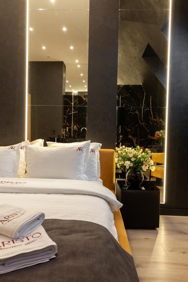 Aristo Jacuzzi Hotel Лвив Екстериор снимка