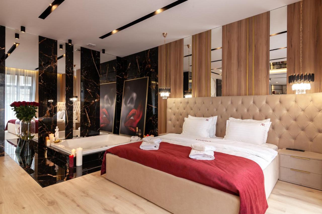 Aristo Jacuzzi Hotel Лвив Екстериор снимка