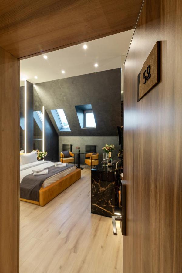 Aristo Jacuzzi Hotel Лвив Екстериор снимка