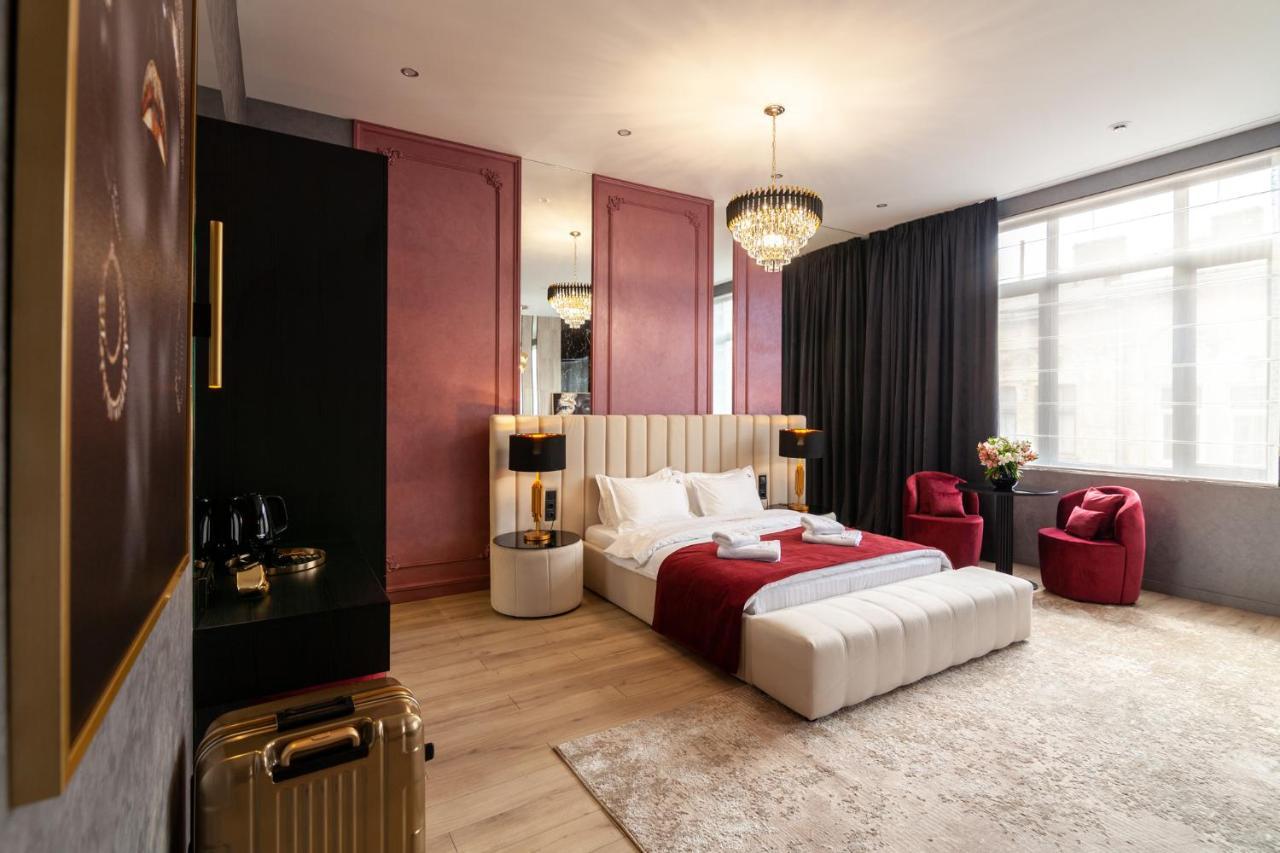 Aristo Jacuzzi Hotel Лвив Екстериор снимка