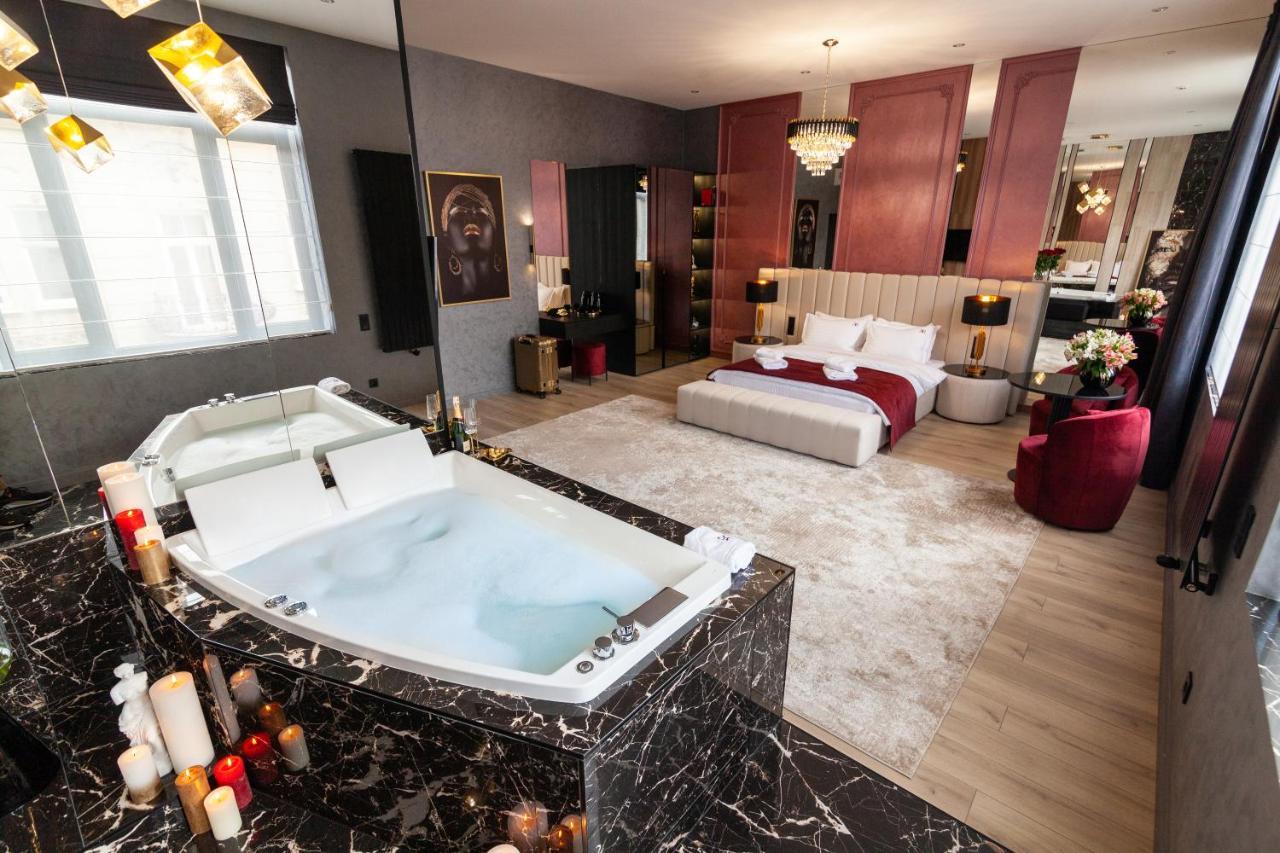 Aristo Jacuzzi Hotel Лвив Екстериор снимка