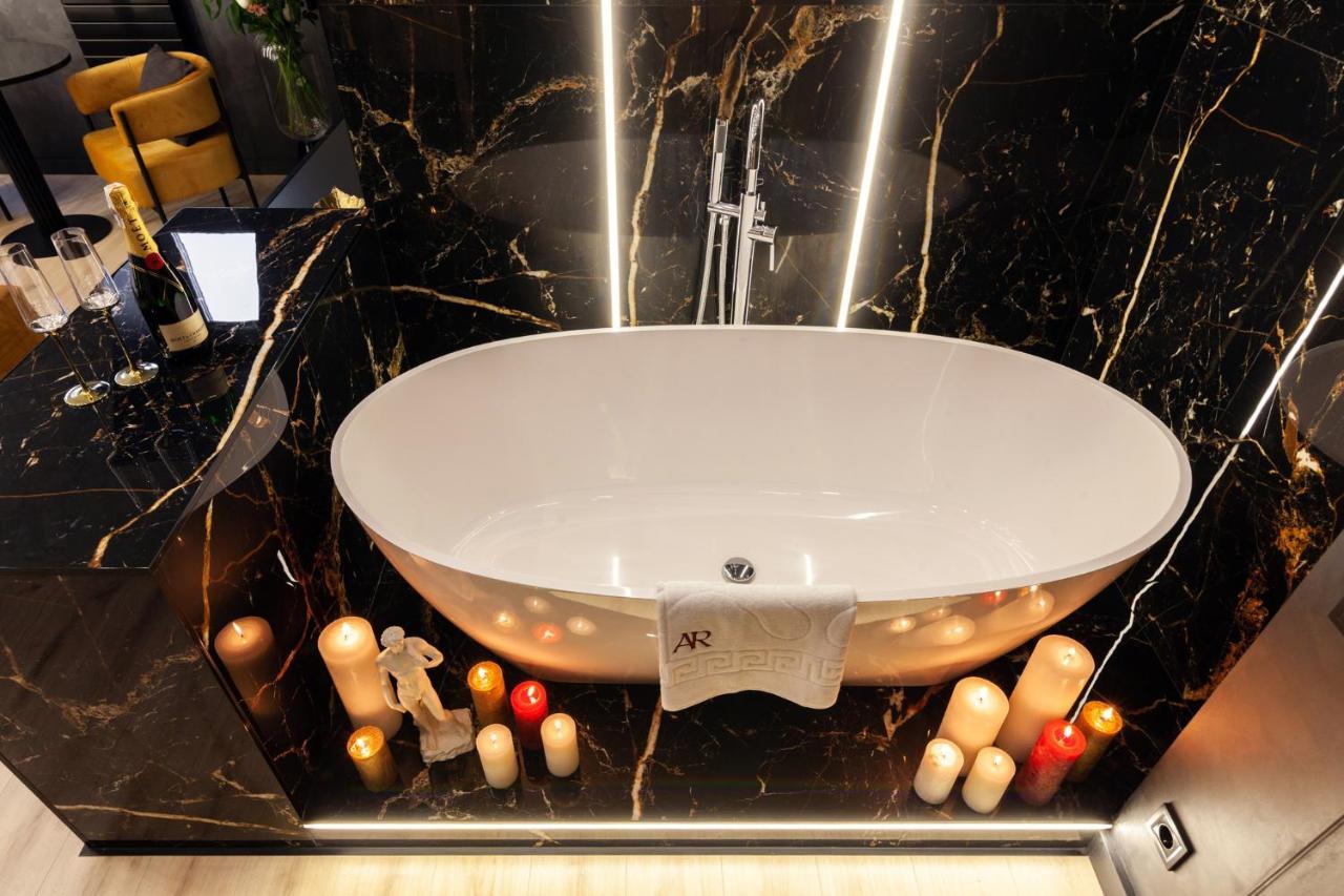 Aristo Jacuzzi Hotel Лвив Екстериор снимка