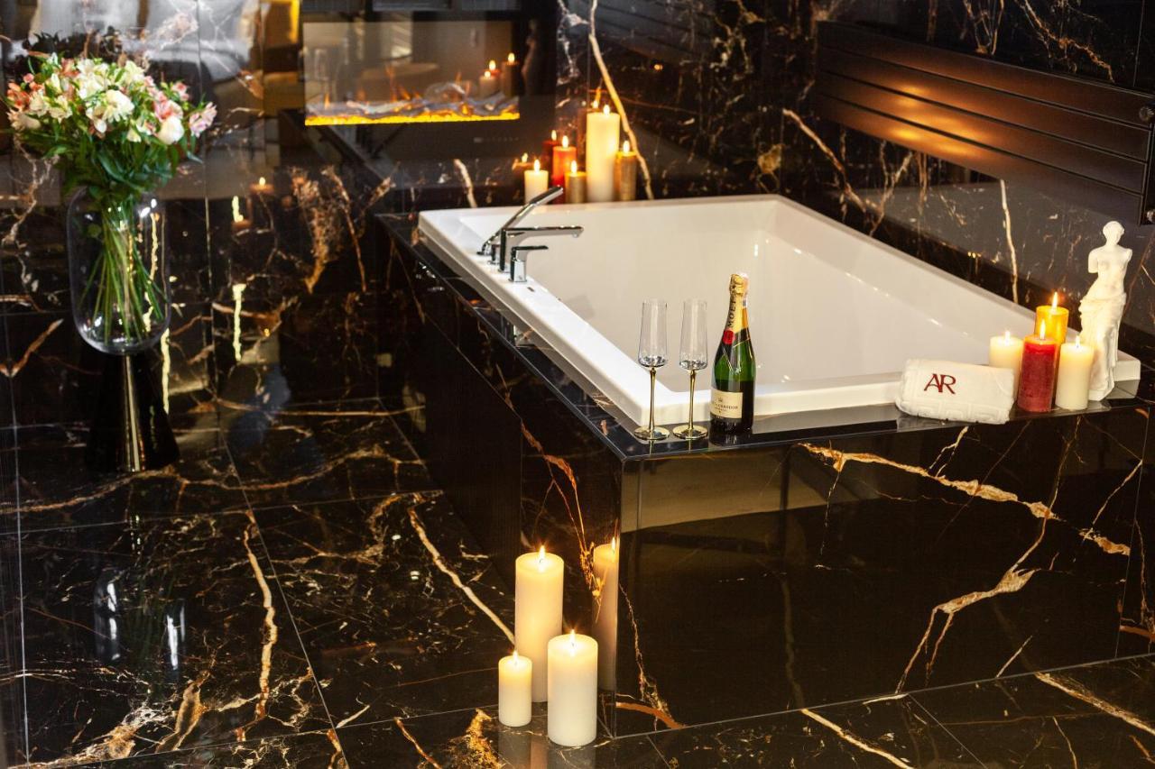 Aristo Jacuzzi Hotel Лвив Екстериор снимка