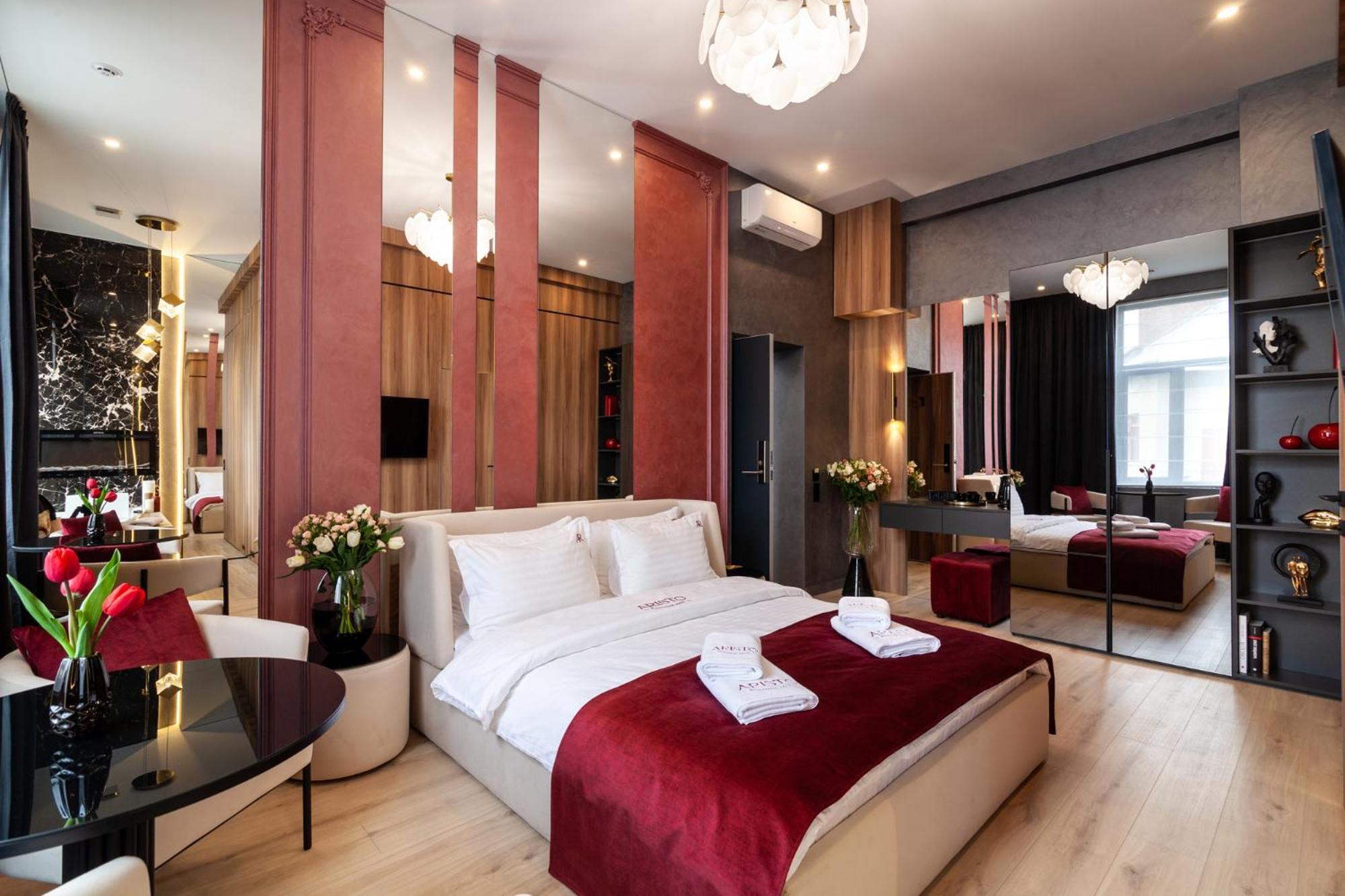 Aristo Jacuzzi Hotel Лвив Екстериор снимка