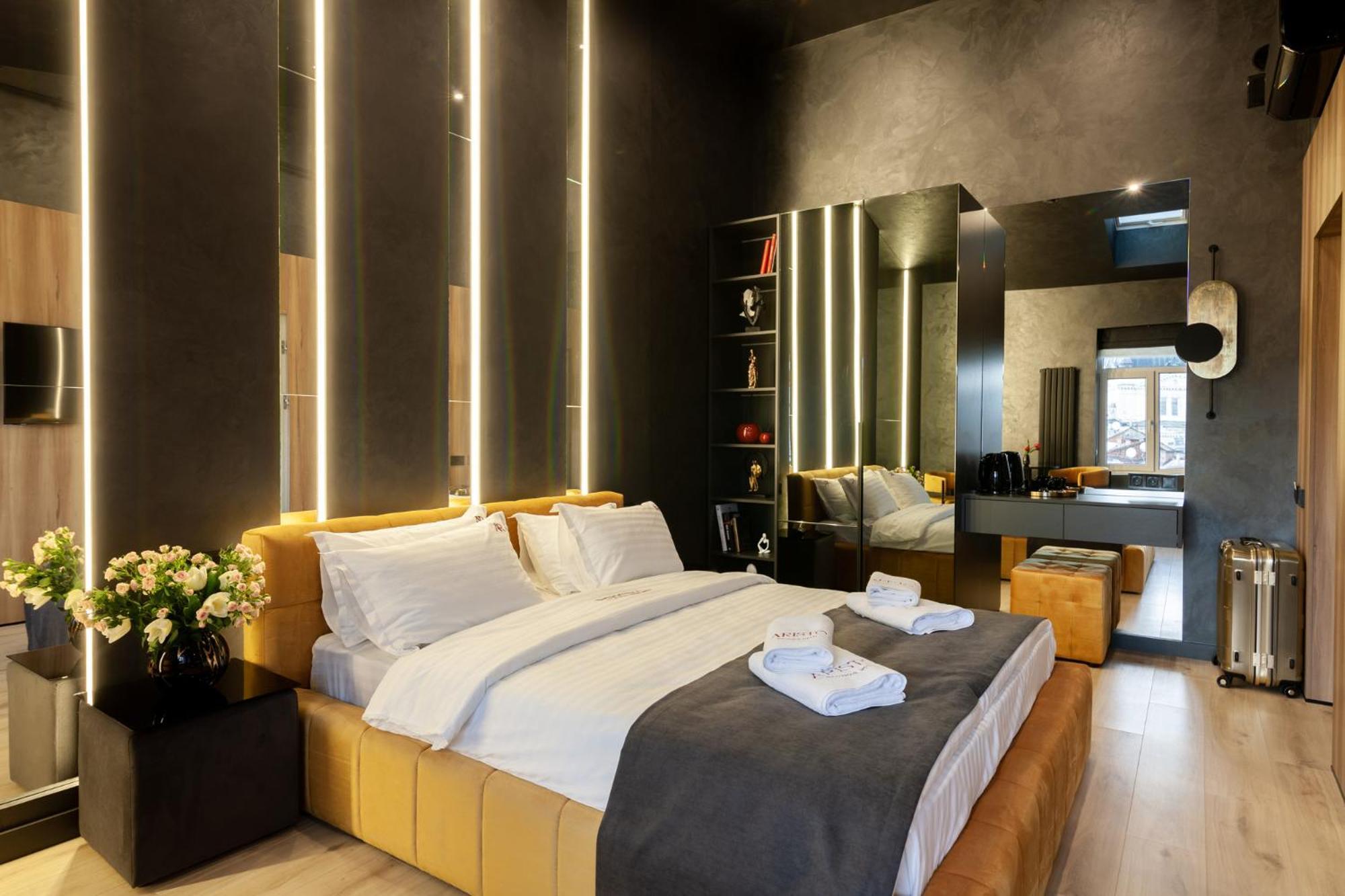 Aristo Jacuzzi Hotel Лвив Екстериор снимка