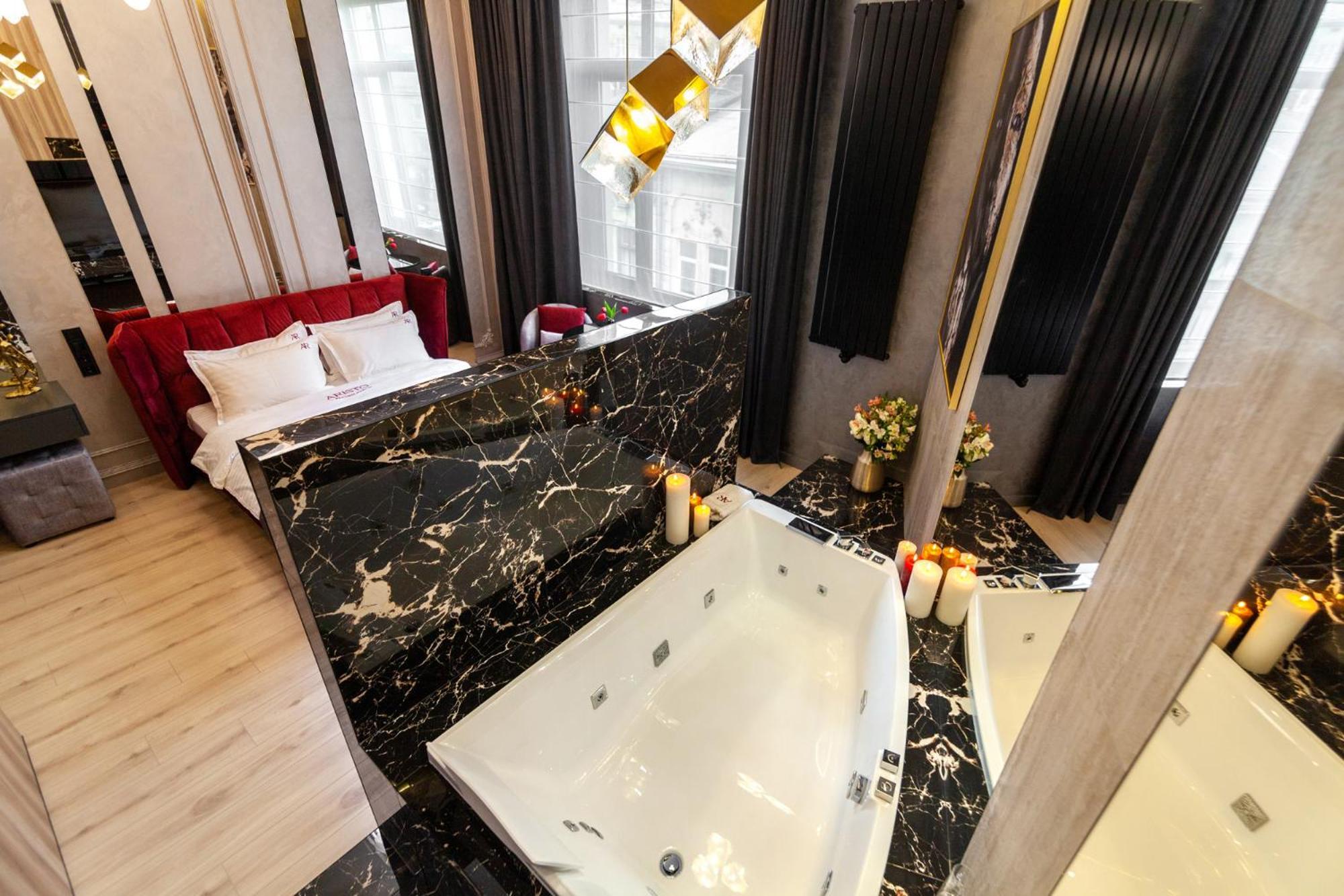 Aristo Jacuzzi Hotel Лвив Екстериор снимка