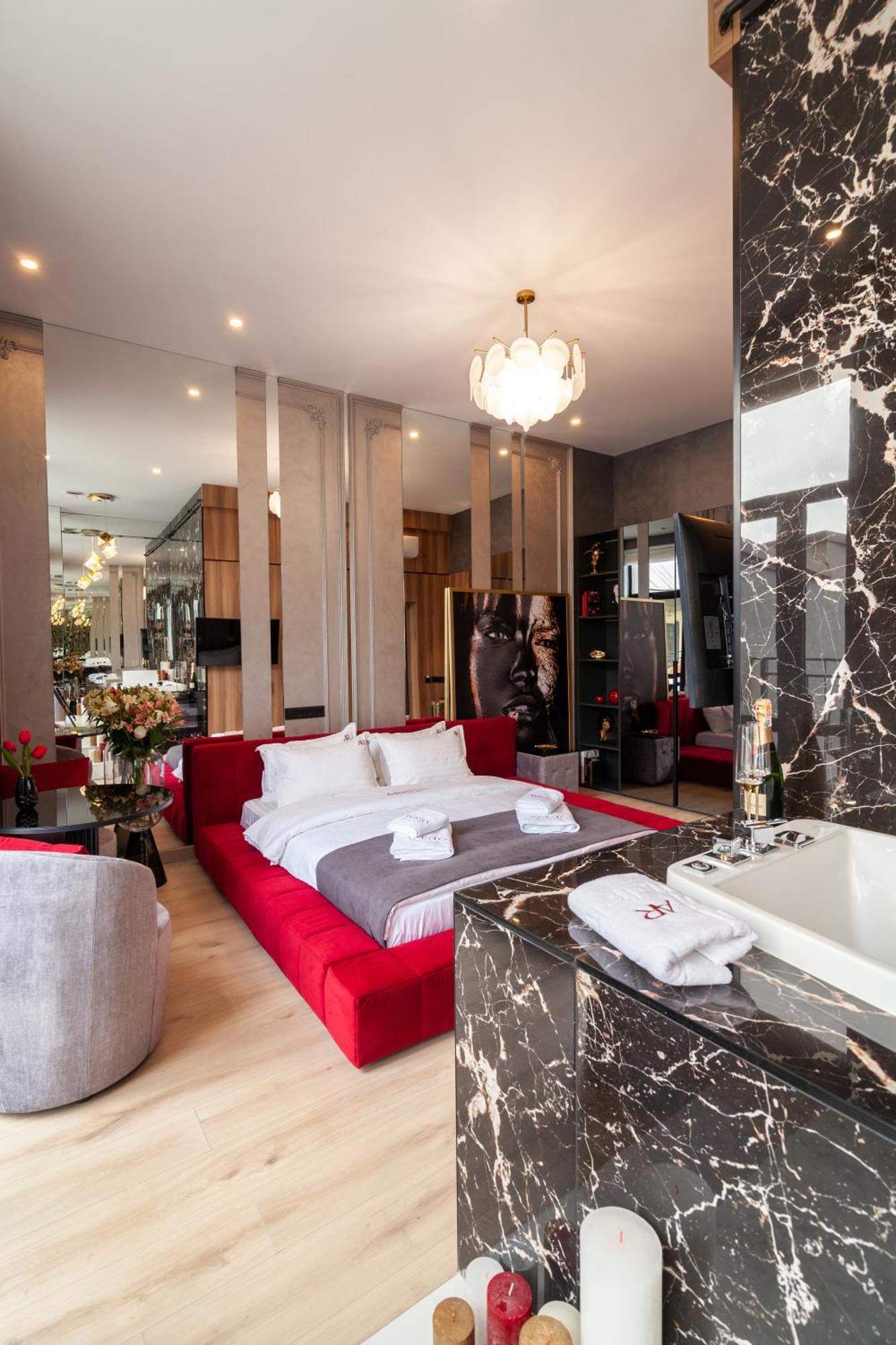Aristo Jacuzzi Hotel Лвив Екстериор снимка