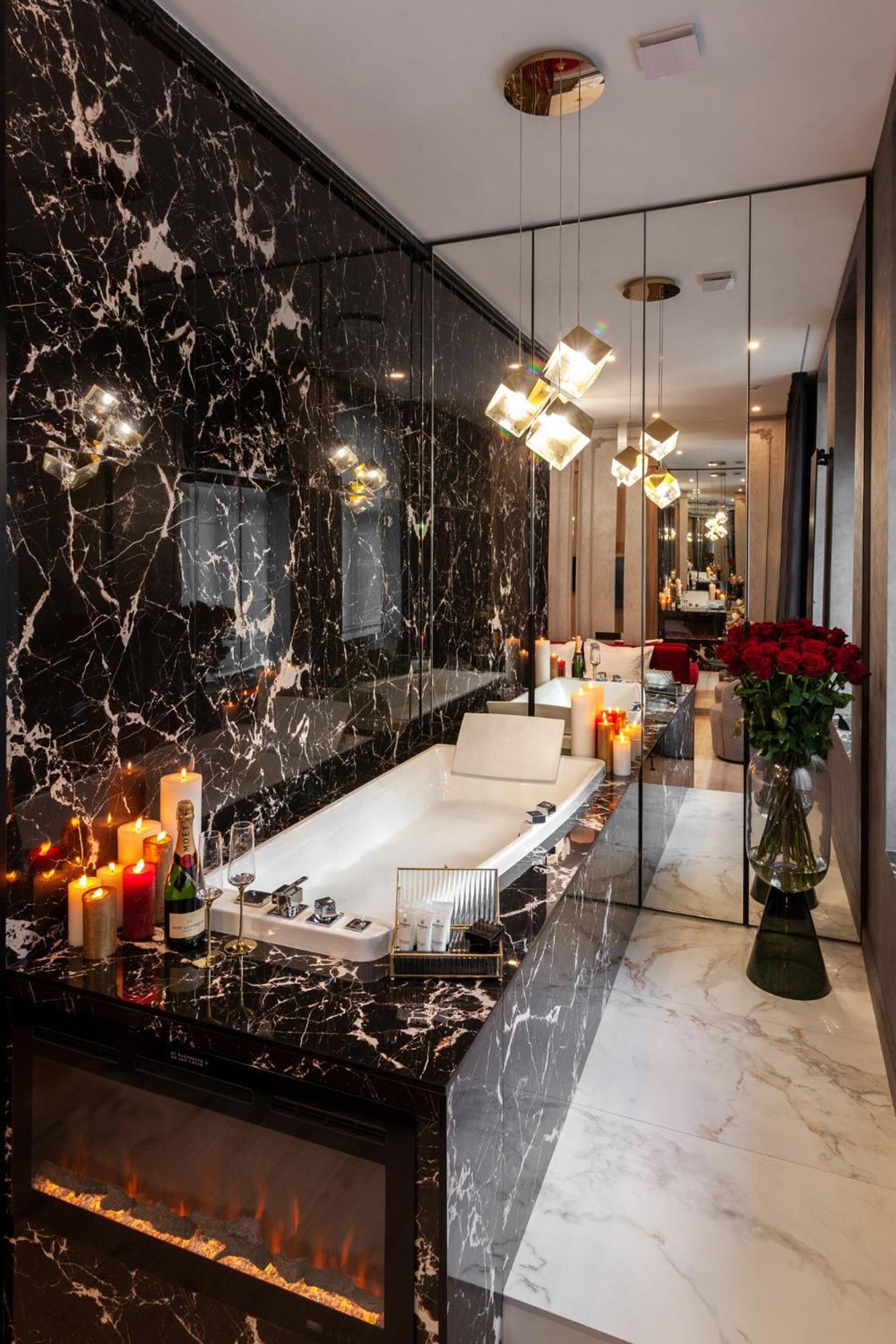 Aristo Jacuzzi Hotel Лвив Екстериор снимка