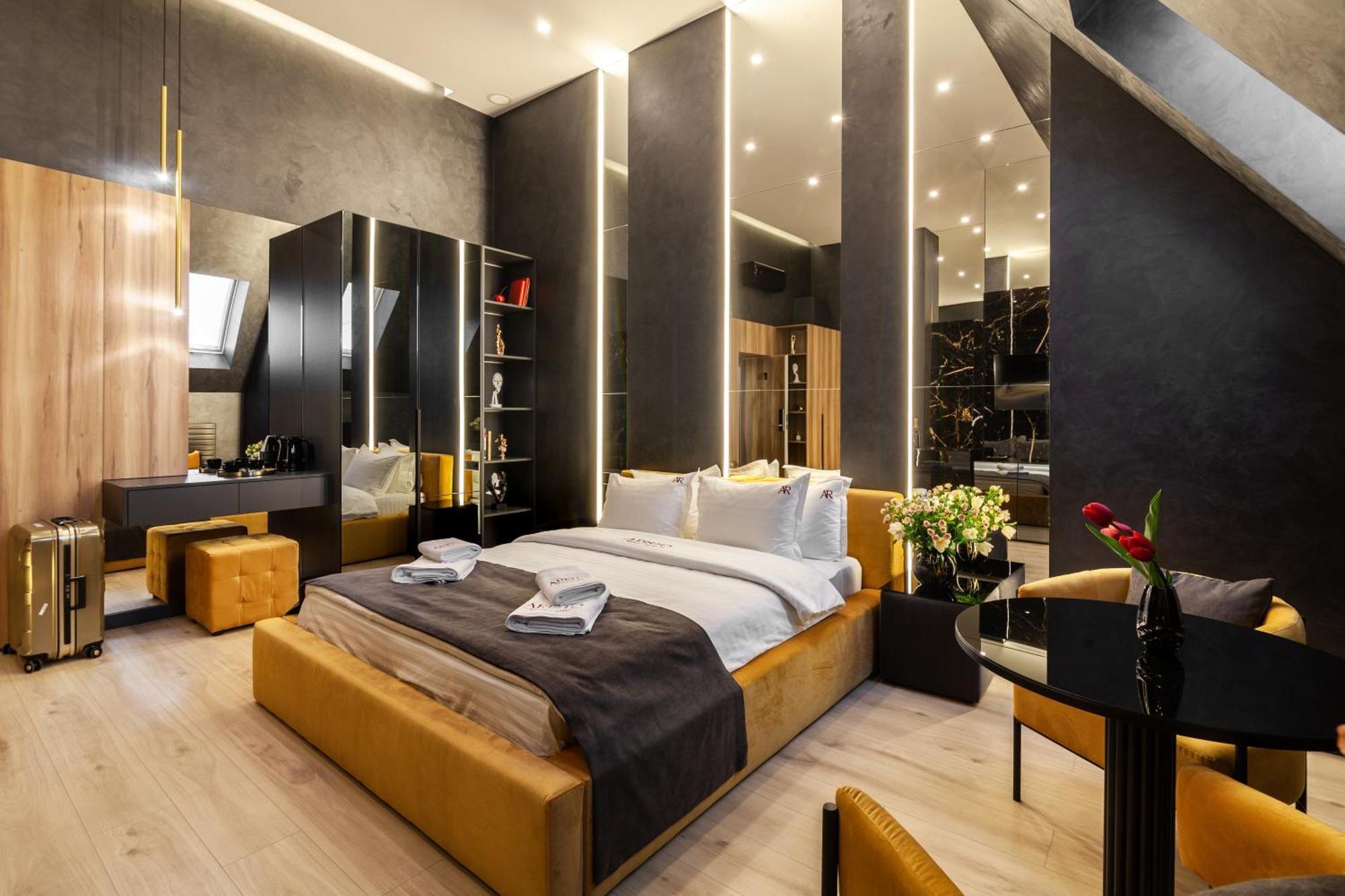 Aristo Jacuzzi Hotel Лвив Екстериор снимка
