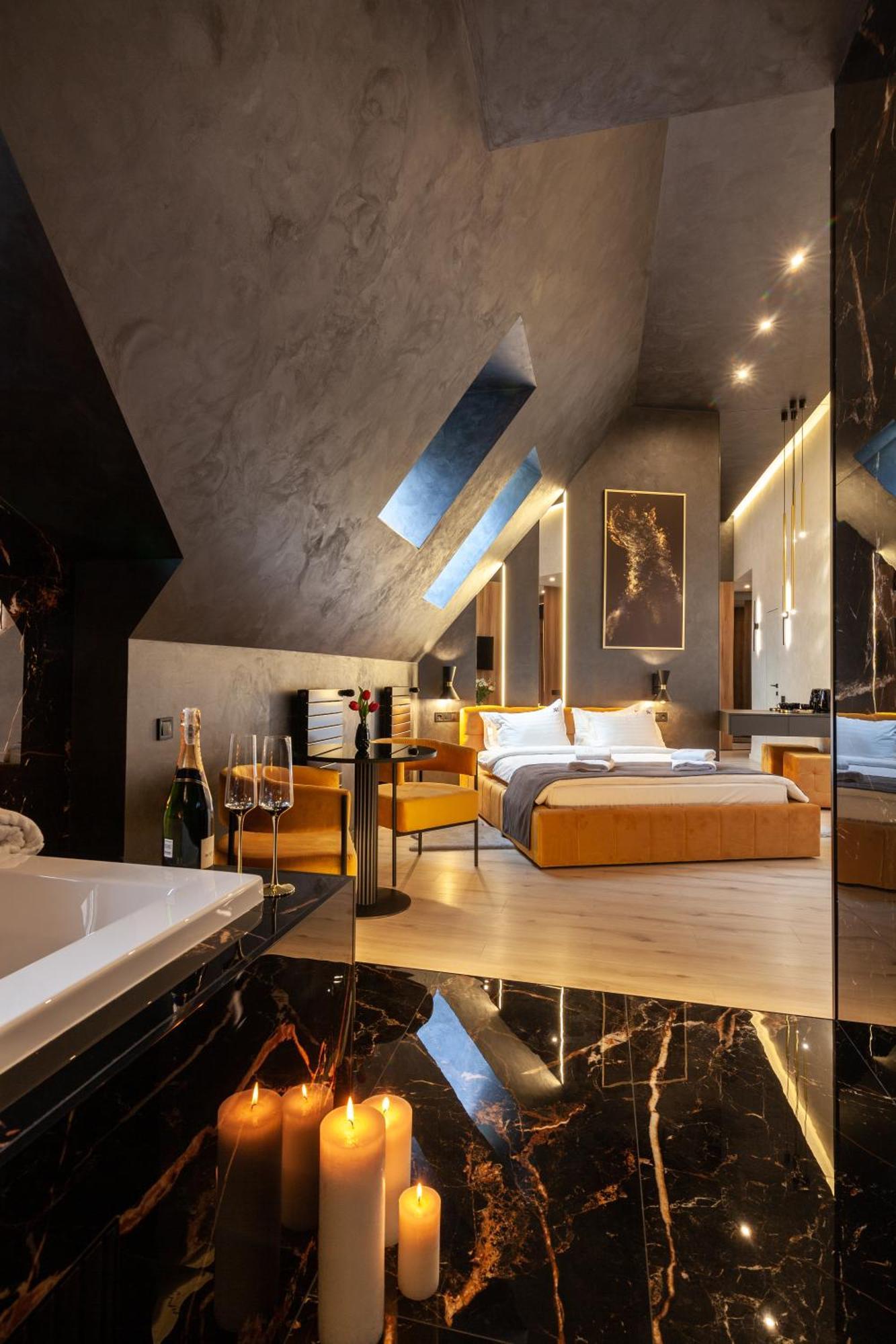 Aristo Jacuzzi Hotel Лвив Екстериор снимка