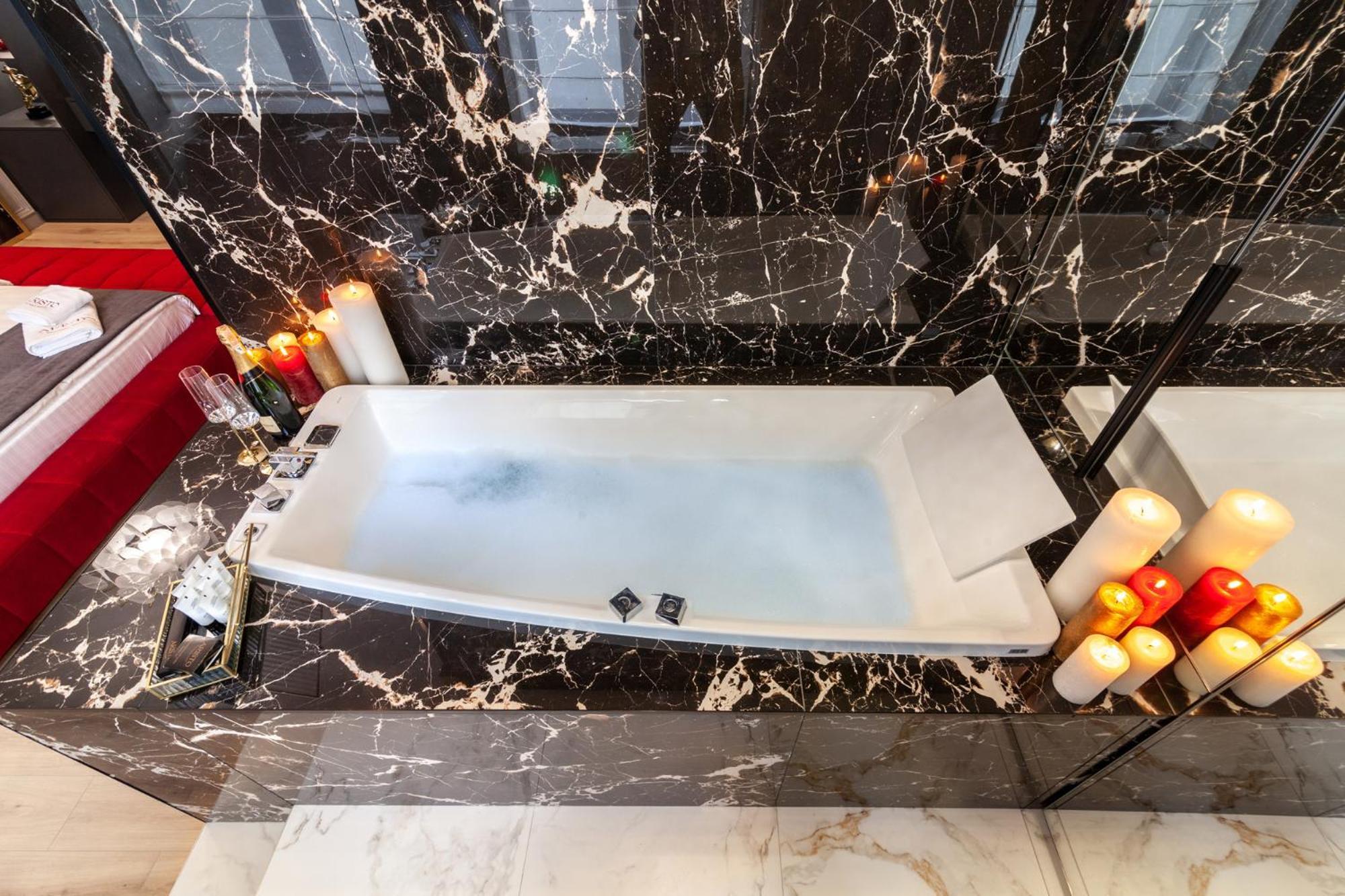Aristo Jacuzzi Hotel Лвив Екстериор снимка