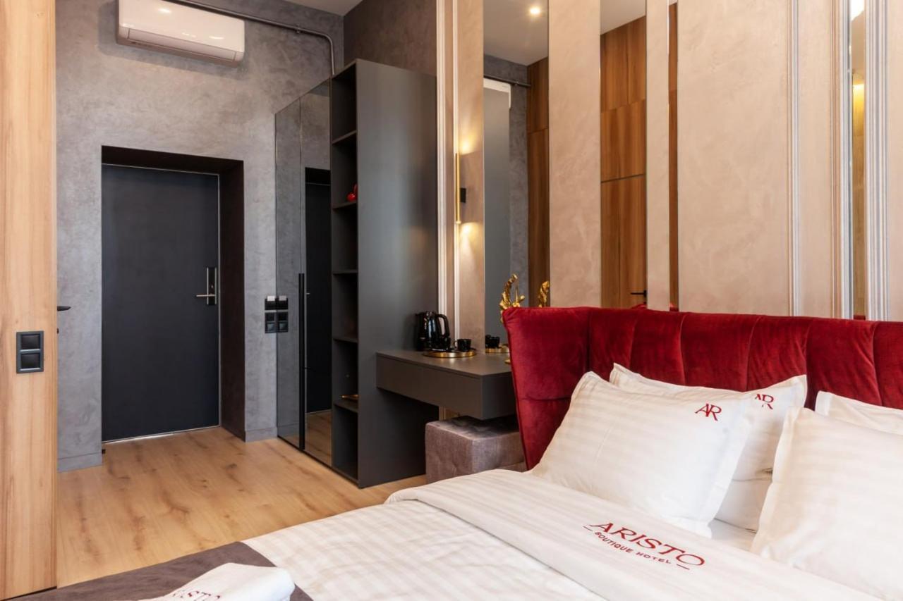 Aristo Jacuzzi Hotel Лвив Екстериор снимка