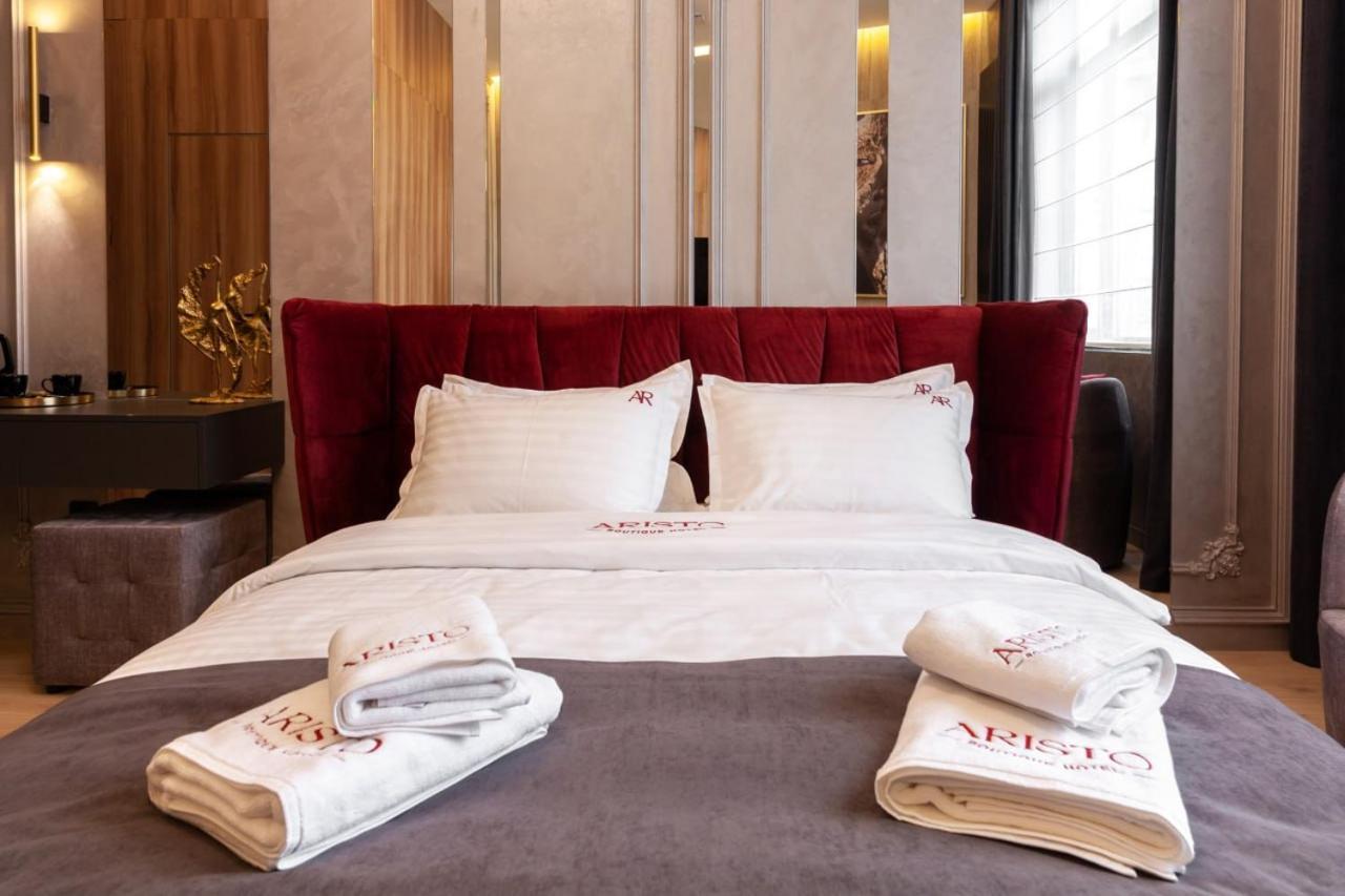 Aristo Jacuzzi Hotel Лвив Екстериор снимка